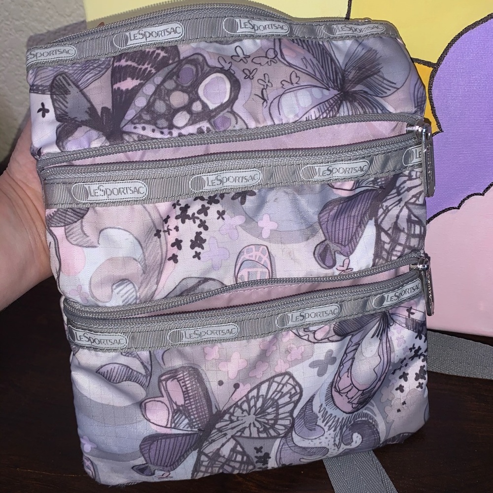 A crossbody bag